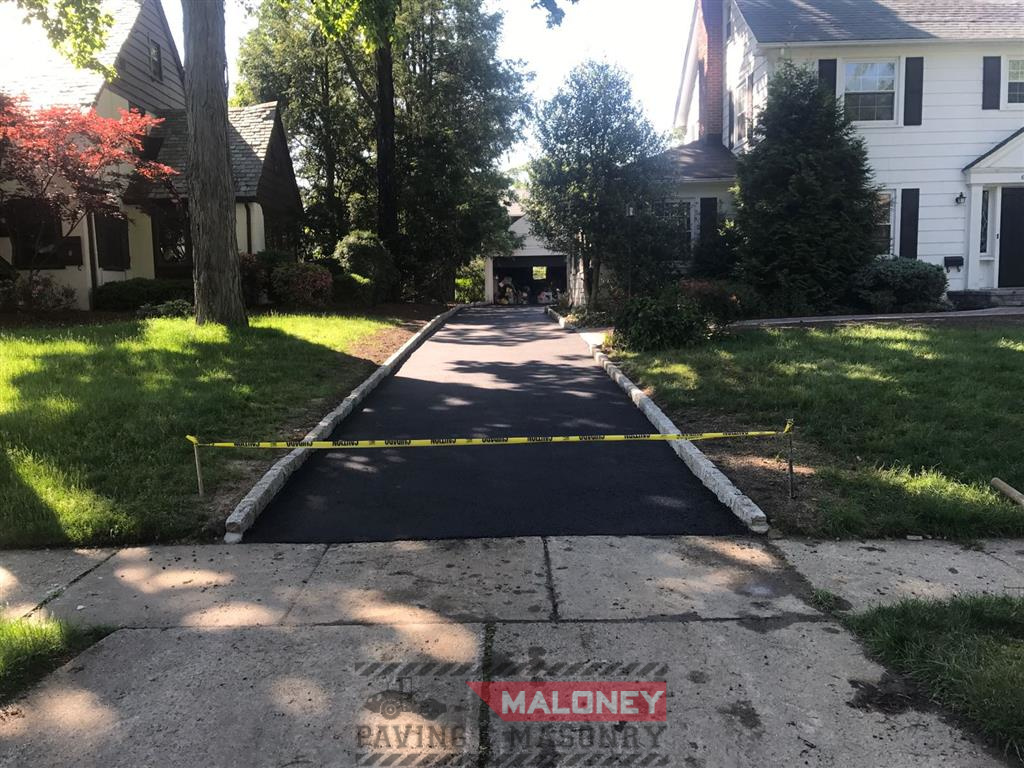 Asphalt driveway shadownlawn drive, westfield